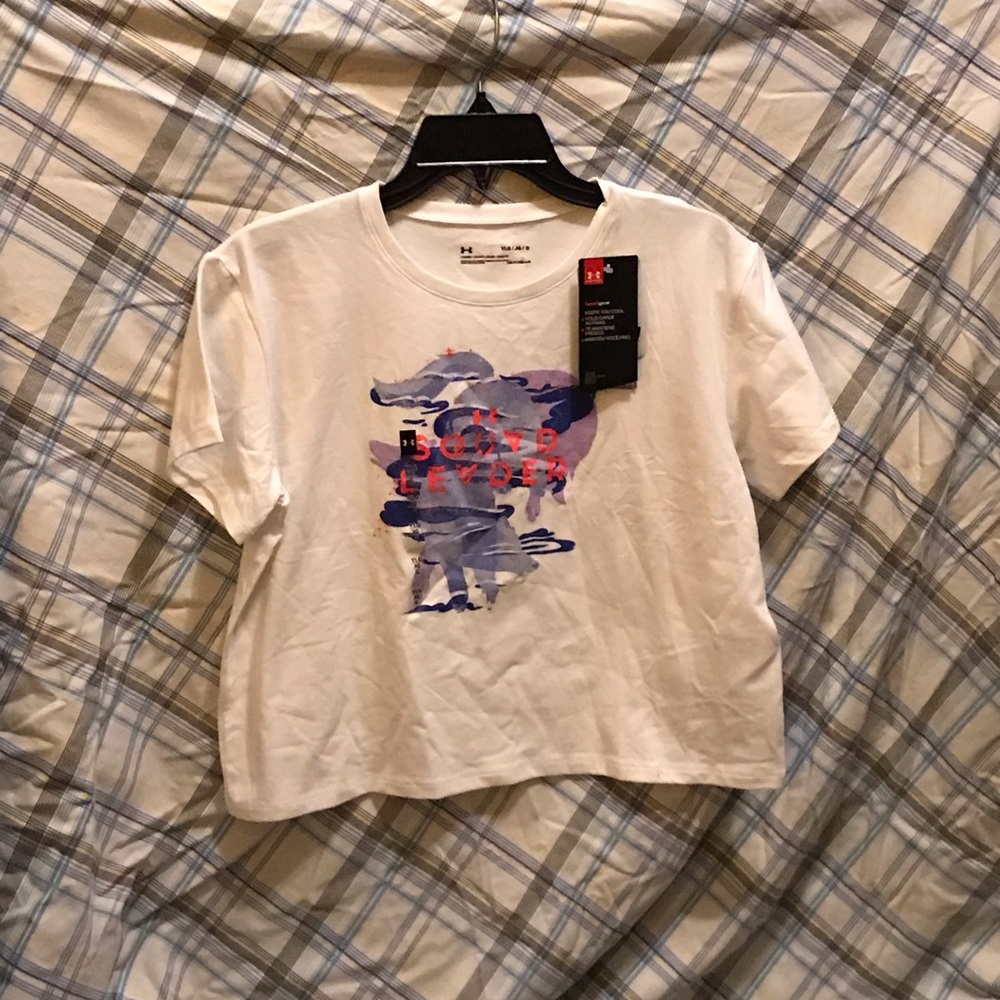 Girls Under Armour cropped tee shirt. Size 14.